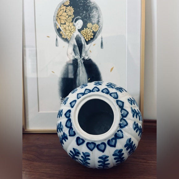 Vintage Porcelain Blue and White Round Melon Ginger Jar with Lid | Chinoiserie - Picture 4 of 5